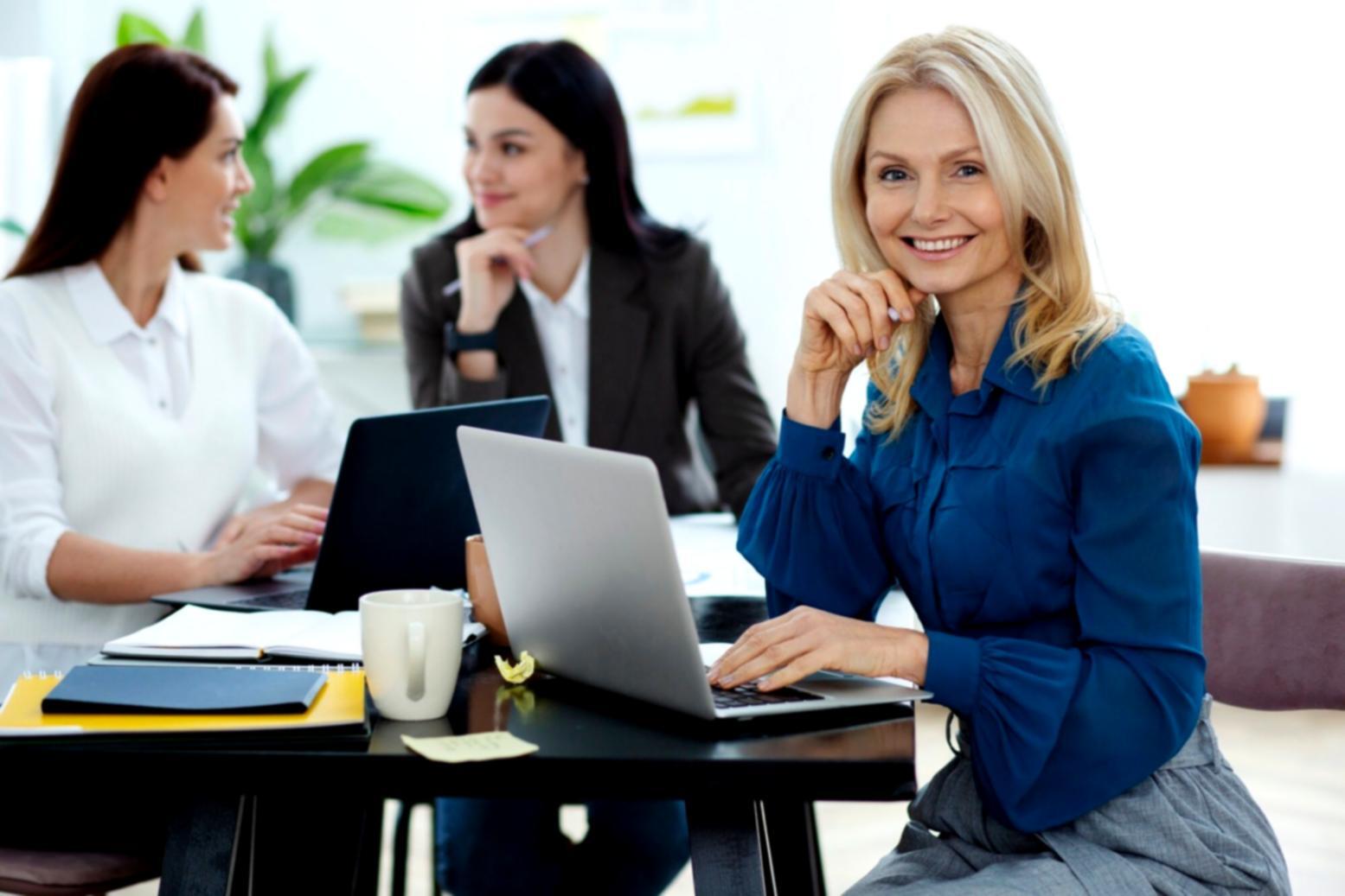 Salle de formation moderne avec participants engagés dans un atelier pratique